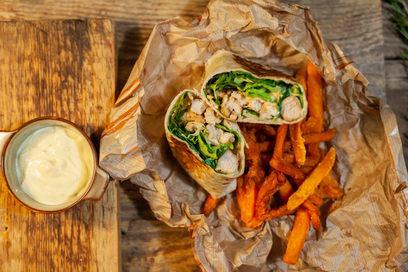 Catering na mieru od La Reunion. Vynikajúci wrap s kuracím mäsom a batátovými hranolkami, servírované s cesnakovou omáčkou.