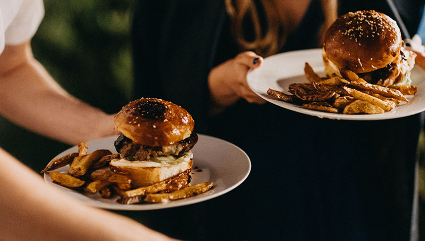 catering na osalvu od La Reunion s hamburgermi